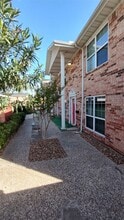 4513 1/2 Bernardo De Galvez Ave in Galveston, TX - Foto de edificio - Building Photo