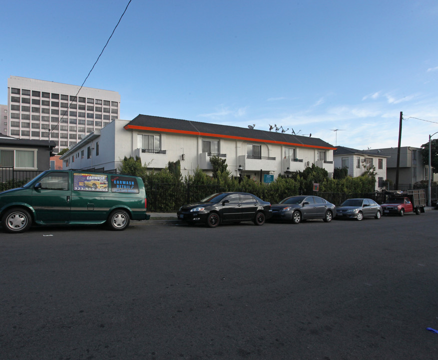 4641 La Mirada Ave in Los Angeles, CA - Foto de edificio