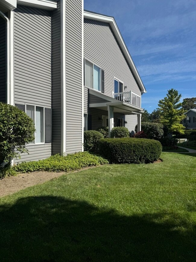1326 Barclay Ln in Deerfield, IL - Building Photo - Building Photo