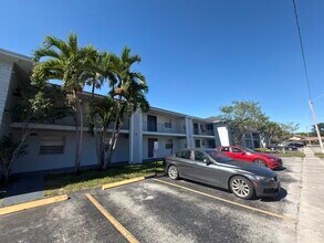 2220 NW 58th Ter, Unit Unit# 4 in Lauderhill, FL - Foto de edificio - Building Photo