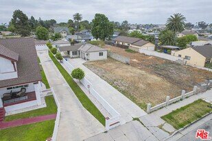 322 W 122nd St in Los Angeles, CA - Building Photo