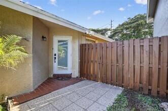 581 Lakeside Cir in Sunrise, FL - Building Photo - Building Photo