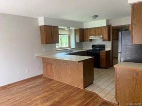 90 Granada Dr in White Lake, MI - Building Photo - Building Photo
