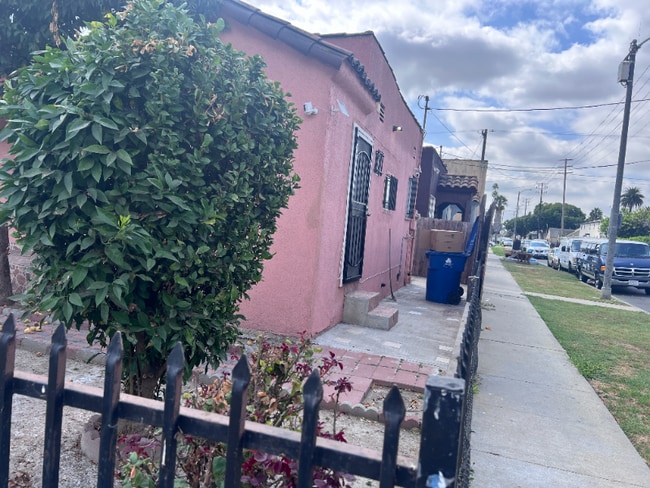 800 E 82nd St in Los Angeles, CA - Building Photo - Building Photo