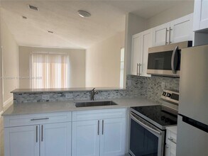 14102 SW 120th Ct in Miami, FL - Foto de edificio - Building Photo