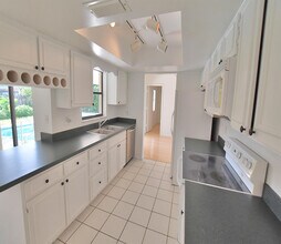 174 Parkwood Dr in Royal Palm Beach, FL - Building Photo - Building Photo