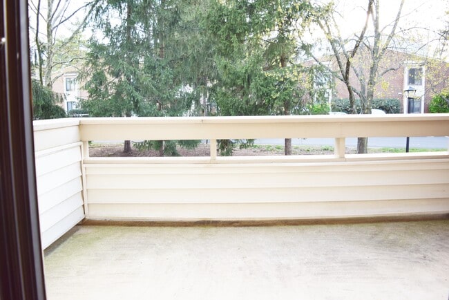 9745 Lake Shore Dr in Gaithersburg, MD - Foto de edificio - Building Photo