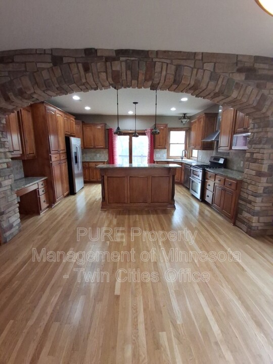 904 Ridgecrest Dr in Carver, MN - Building Photo