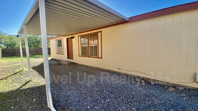 property at 307 W Lee St