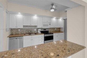 462 Golden Isles Dr in Hallandale Beach, FL - Building Photo - Building Photo
