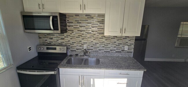 3832 46th Ave N in St. Petersburg, FL - Foto de edificio - Building Photo