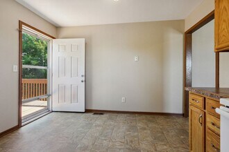1022 NW Willow Dr in Grain Valley, MO - Building Photo - Building Photo