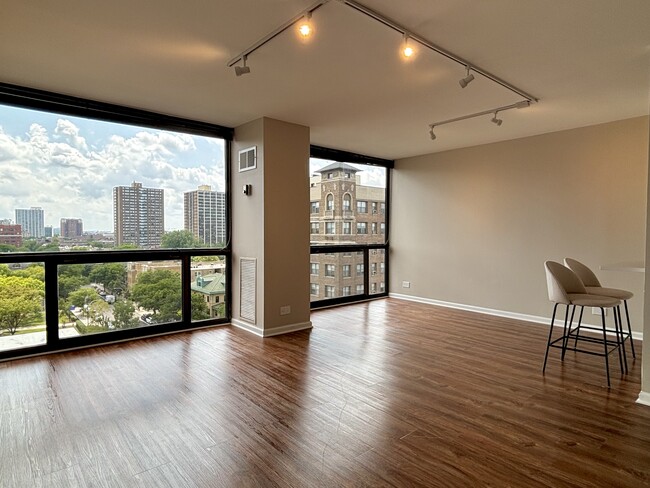 property at 4343 N Clarendon Ave