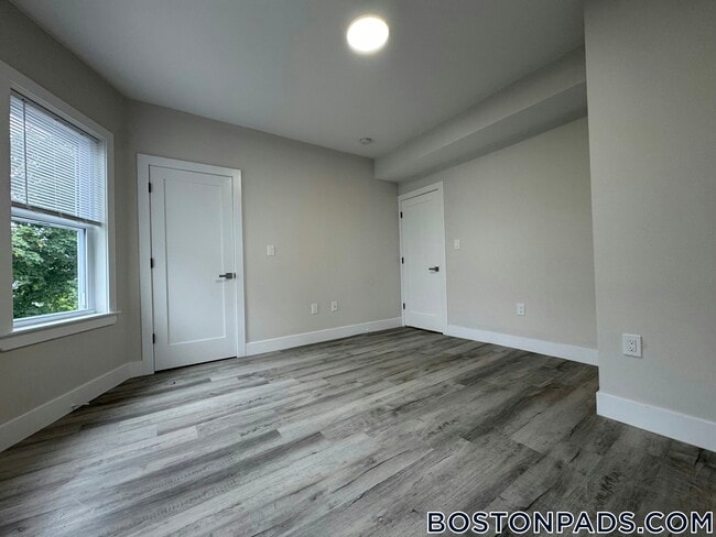 10 Cawfield St, Unit 3 in Boston, MA - Foto de edificio - Building Photo