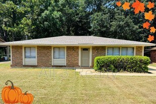 6249 Wares Ferry Rd in Montgomery, AL - Building Photo