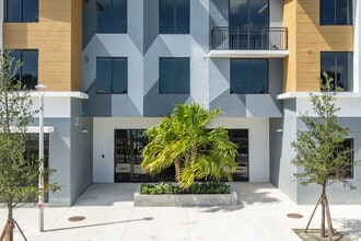 Princeton Crossings in Naranja, FL - Foto de edificio - Building Photo