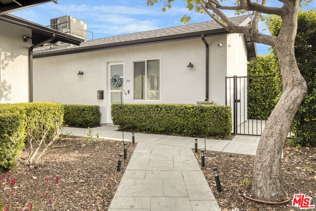 7310 Woodley Ave in Los Angeles, CA - Building Photo - Building Photo