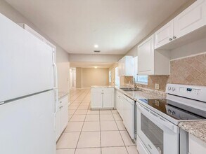 7458 E Plumosa Ln in Greenacres, FL - Building Photo - Building Photo
