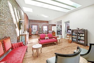 318 W 14th St in New York, NY - Building Photo