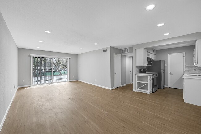 7555 Katy Fwy in Houston, TX - Foto de edificio - Building Photo