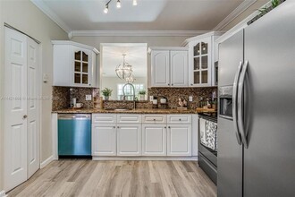 16225 Emerald Cove Rd in Weston, FL - Building Photo - Building Photo