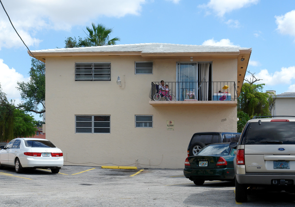 1353 NW 5th St in Miami, FL - Foto de edificio