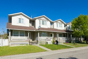 613 19 St SE in High River, AB - Building Photo