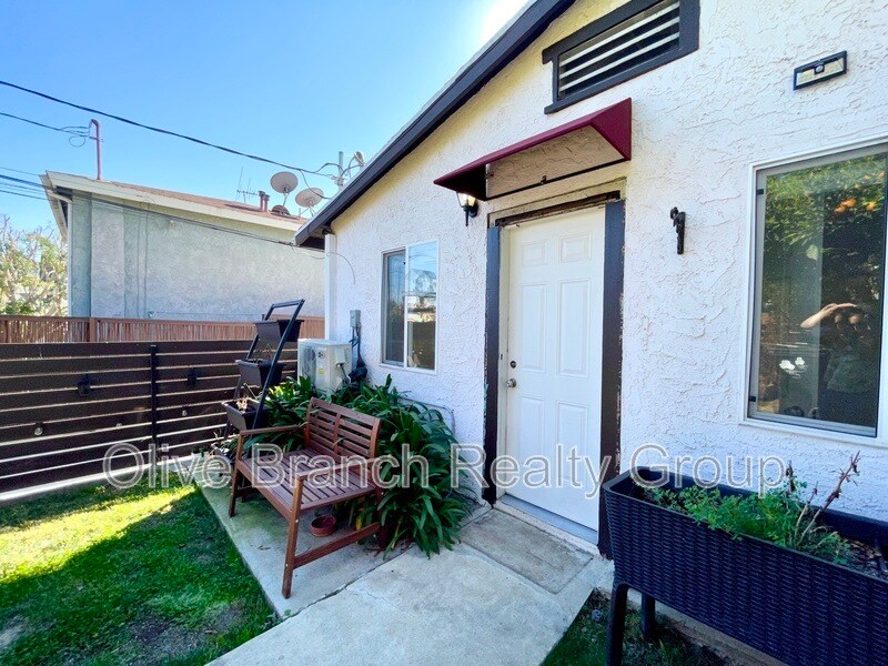 2128 Kent St in Los Angeles, CA - Building Photo