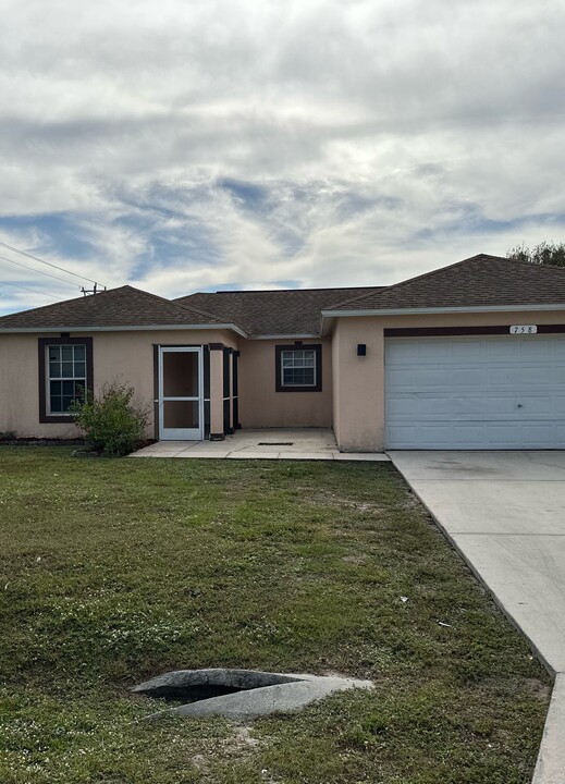 758 Long Island St E in Lehigh Acres, FL - Foto de edificio