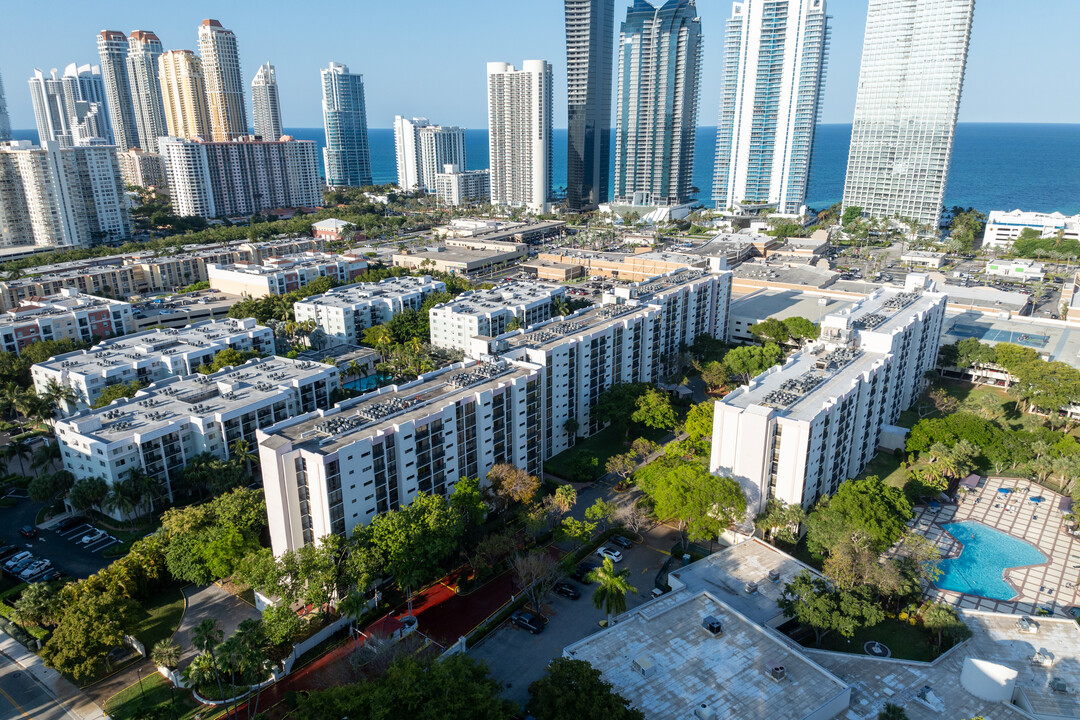 Plaza of the Americas in Sunny Isles Beach, FL - Foto de edificio