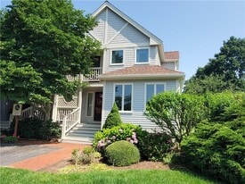 15 Hammersmith Rd in Newport, RI - Building Photo