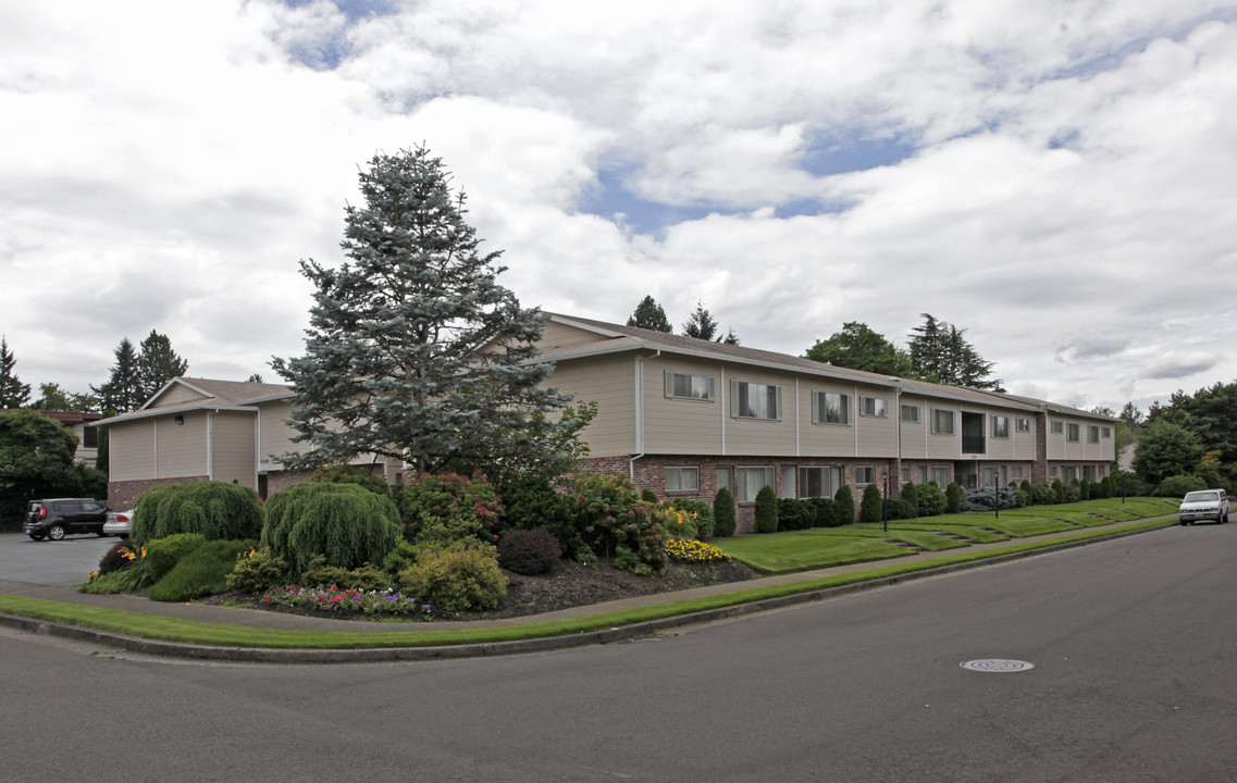 Hampton Court in Beaverton, OR - Building Photo