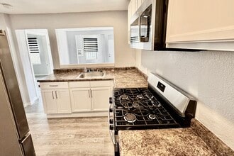 4225 8th Ave in Sacramento, CA - Foto de edificio - Building Photo