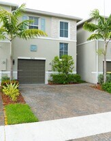 824 SE 18th St in Florida City, FL - Building Photo