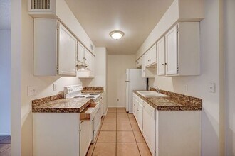 5736 N 68th Dr in Glendale, AZ - Building Photo - Building Photo