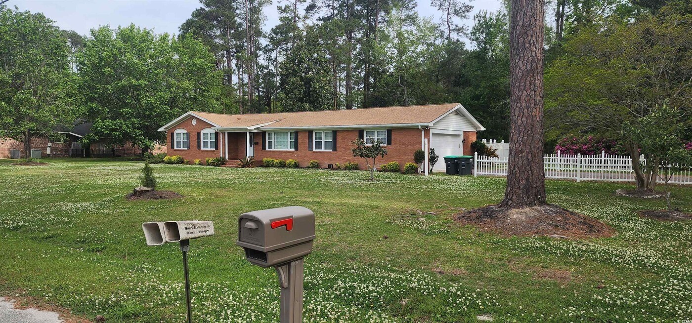 3503 Pinewood Dr in Loris, SC - Building Photo