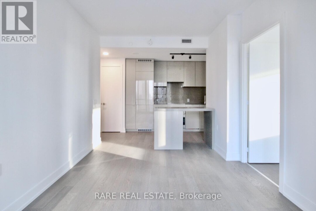 7-2307 Grenville St in Toronto, ON - Building Photo