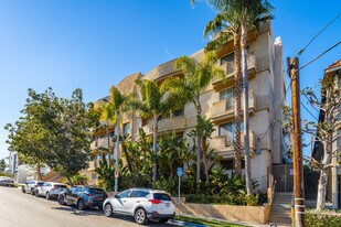 Rochester Hill Condominiums in Los Angeles, CA - Building Photo