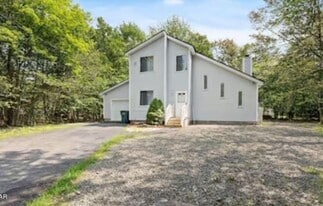 9197 Buttonwood Ct in Tobyhanna, PA - Building Photo