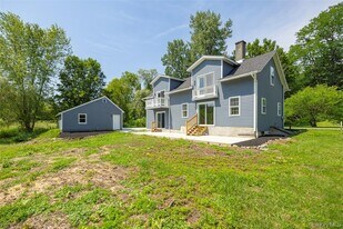 12 State Line Rd in Millerton, NY - Building Photo