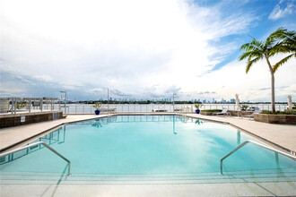 800 West Ave, Unit 338 in Miami Beach, FL - Building Photo - Building Photo
