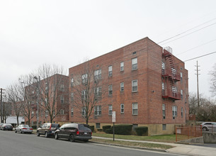 Garden City Border Apartments in Hempstead, NY - Building Photo - Building Photo