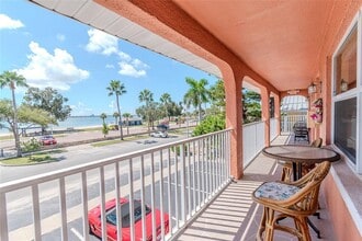 5605 Shore Blvd S in Gulfport, FL - Foto de edificio - Building Photo