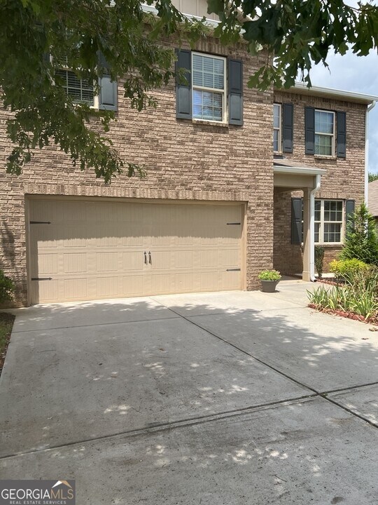 2240 Sawgrass Dr in Hampton, GA - Building Photo