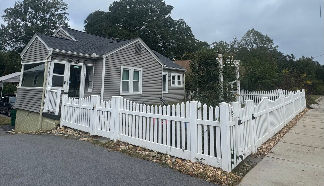 306 Stewart St in Carrollton, GA - Building Photo