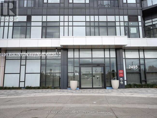 2495 Eglinton Ave W in Mississauga, ON - Building Photo - Building Photo