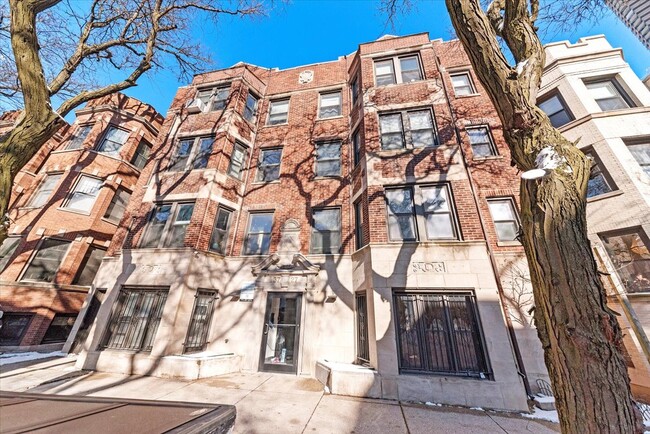 3747 N Pine Grove Ave, Unit 312