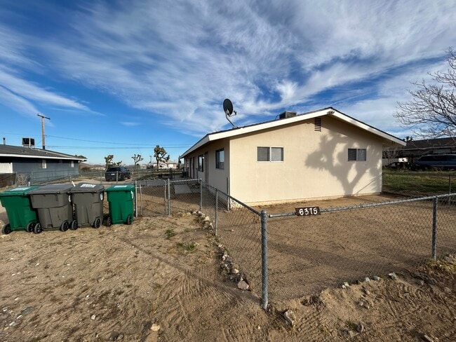 6375 Linda Lee Dr, Unit 6375 Front Unit in Yucca Valley, CA - Building Photo - Building Photo