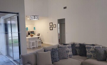8091 Royal Palm Cir in Tamarac, FL - Building Photo - Building Photo