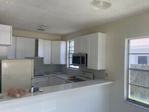 909 SW 8th St in Hallandale Beach, FL - Foto de edificio - Building Photo